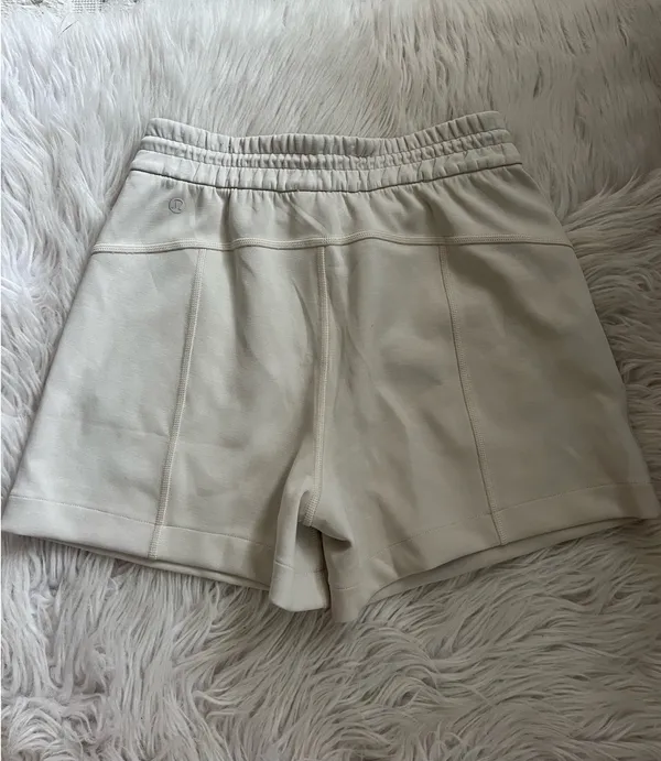 Lululemon Softstreme Shorts 4" - Image 4