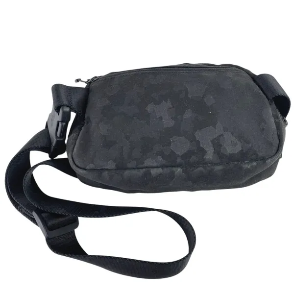 Lululemon Everywhere Belt Bag Black Gray Camo Pockets Keys Fanny Pack Handbag - Image 2