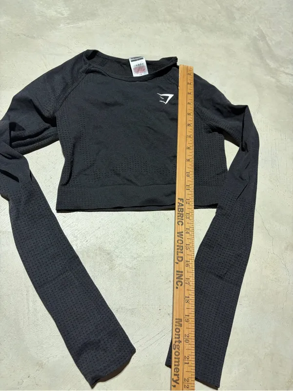 Gymshark Women’s Long-Sleeve Crop Seamless Top small - Image 4