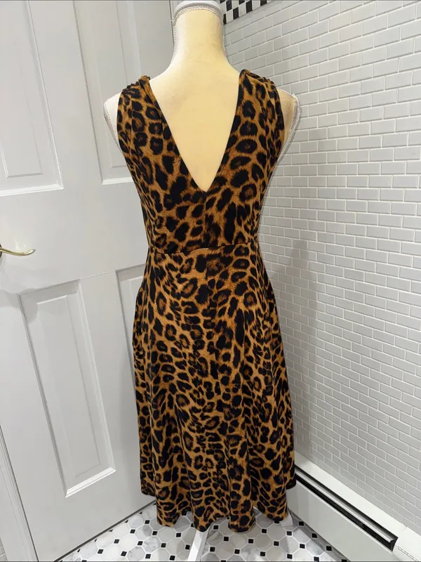 Socialite Deep double v neck leopard print sleeveless dress with pockets. Size Small. - Image 4