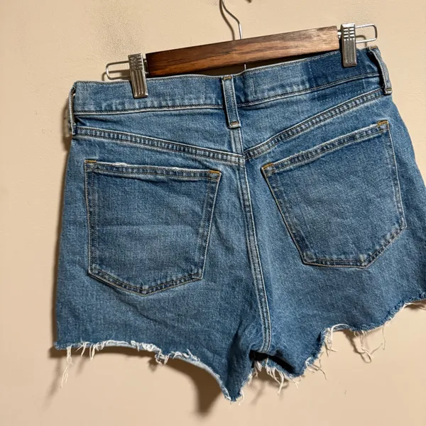 Abercrombie & Fitch High Rise 4" Mom Short Medium Wash- Size 28 - Image 5