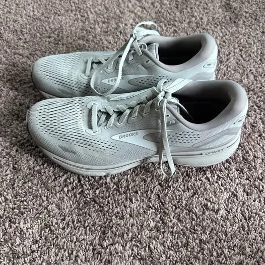 light gray Brooks Ghost 15 women's running shoes - Image 3