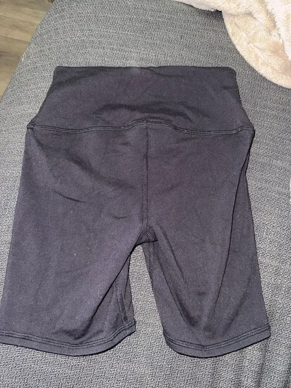 Alo Yoga Biker Shorts - Image 2