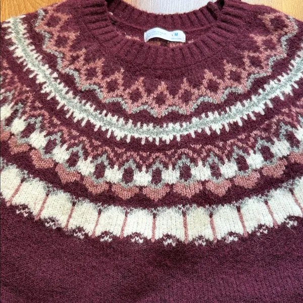 Elegant Burgundy and White Knit Sweater - Image 9