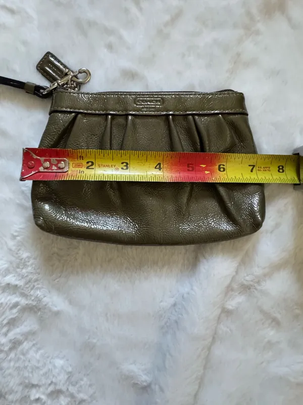 Coach Vintage Wristlet olive green patent leather - Image 9