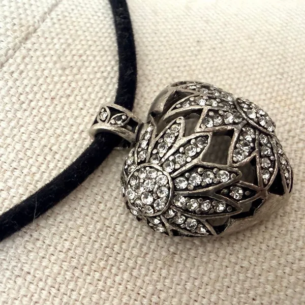Vintage Silver Tone Rhinestone Openwork Heart Pendant Necklace - Image 3