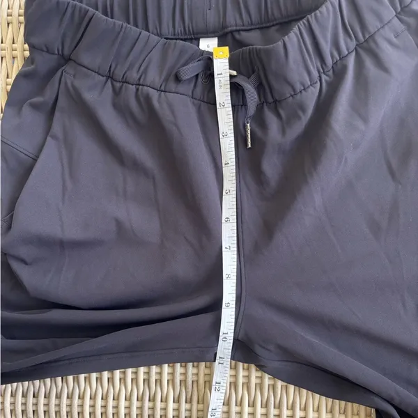 Lululemon On‎ The Fly Crop 23” black Pants 6 athleisure yoga workout streetwear - Image 9