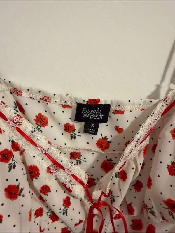 PacSun White Cami with Red Rose Print and Front Tie - Image 2