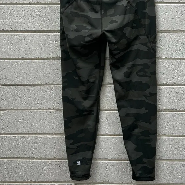 Sweaty Betty Power 7/8 Length leggings in a green camo print size S - Image 8