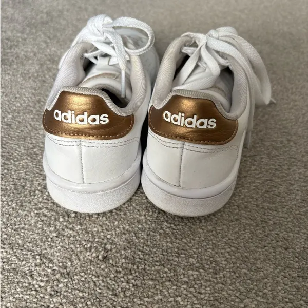 Women’s Adidas Essentials Advantage Shoes white/gold - Image 2
