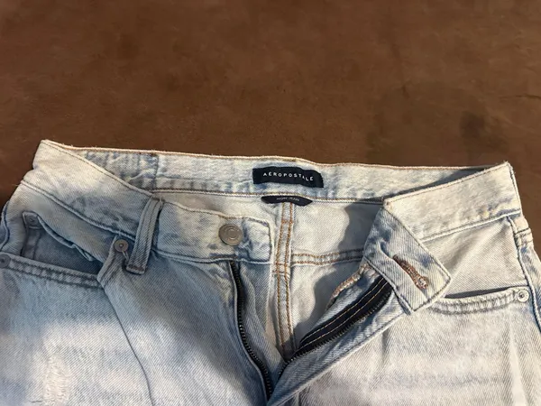 Aeropostale Mom Jeans Ripped - Image 3