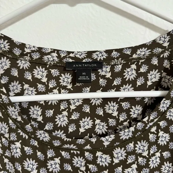 Ann Taylor olive floral drapey short sleeve shirt, size XS - Image 2