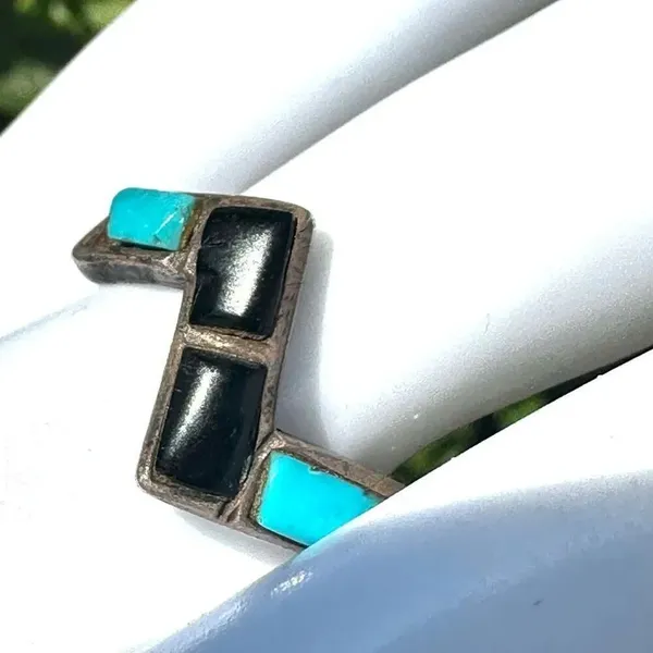 Dp Vintage Sterling Onyx and Turquoise Inlay Band ring - Image 2