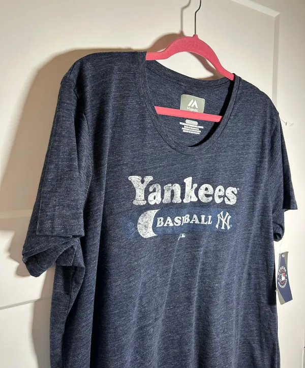 Majestic Women’s 2XL Yankees t shirt - Image 2