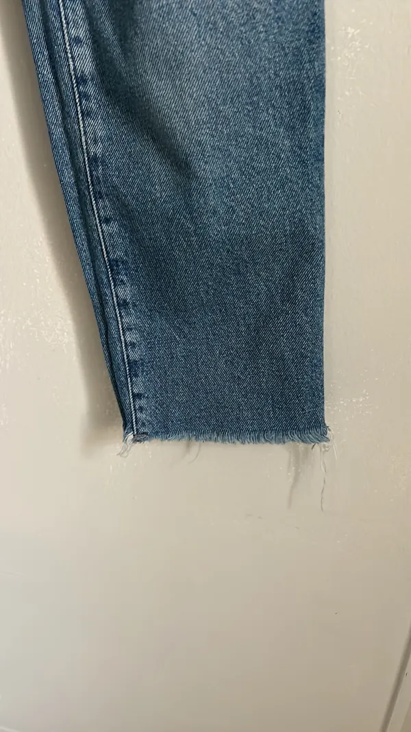 Women’s 90s Boyfriend Style Medium Wash Denim Raw Hem Jeans - Image 4