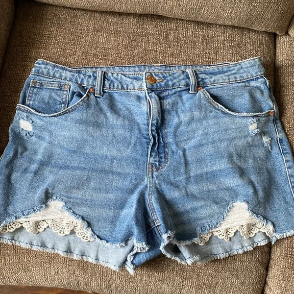 Wild Fable distressed high rise jean shorts size 16 - Image 3