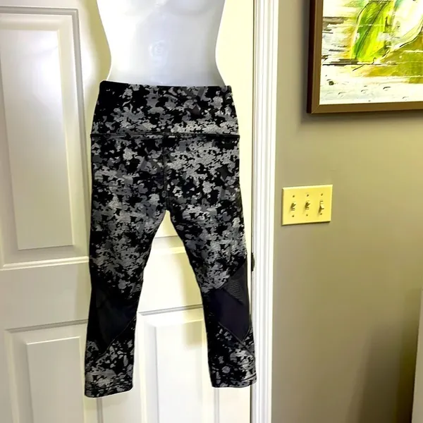 Under Armour Women’s HeatGear Ankle Cropped Camo Print Compression Leggings- M - Image 5
