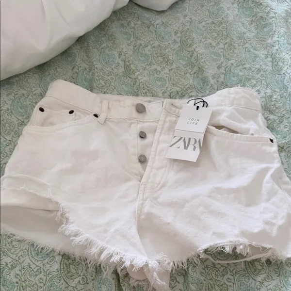 Zara Women's Off-White Jean Shorts - Image 2