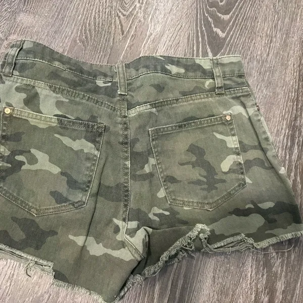 Camo jeans shorts Size 6 - Image 2