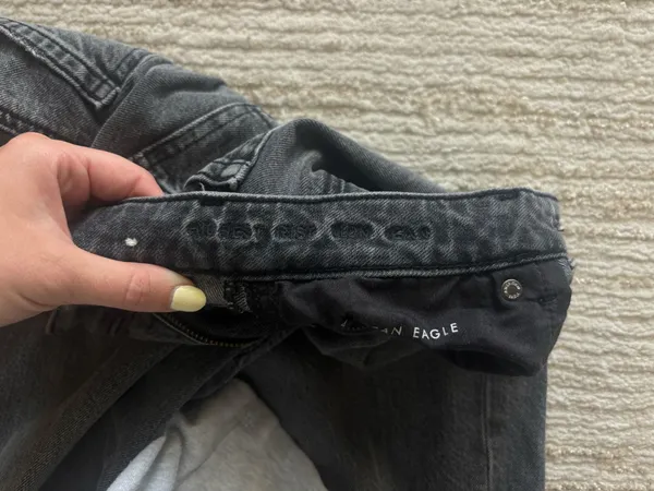American eagle highest rise mom jeans - Image 4