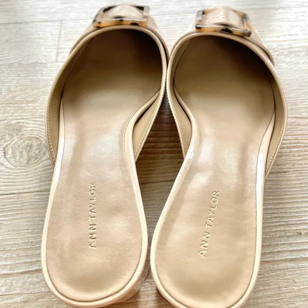 Ann Taylor Tortoiseshell Buckle Patent Leather Mule Kitten Heel Pumps | Nude 8.5 - Image 4
