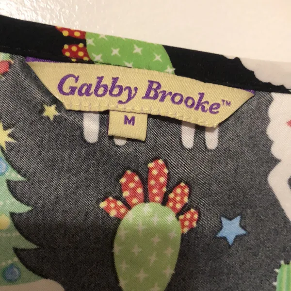 Gabby Brooke Women’s Size Medium Christmas Lama 2 Pockets V-Neck Scrub Top NWT - Image 3