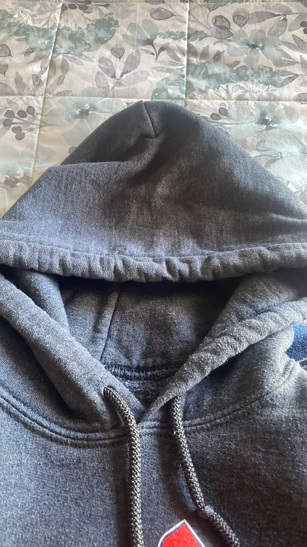 Gildan hooded sweatshirt  - Image 3