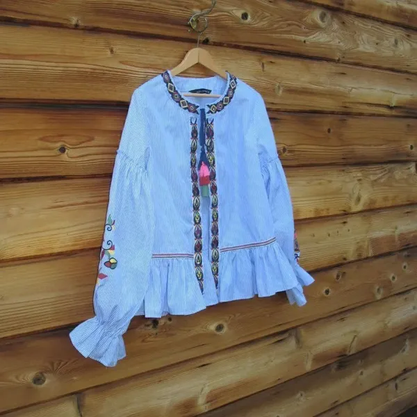 NWOT Blue White Embroidered Top - Image 5