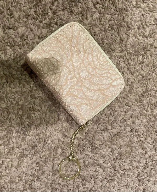 NWOT Elegant Cream Credit Card Pouch - Image 3