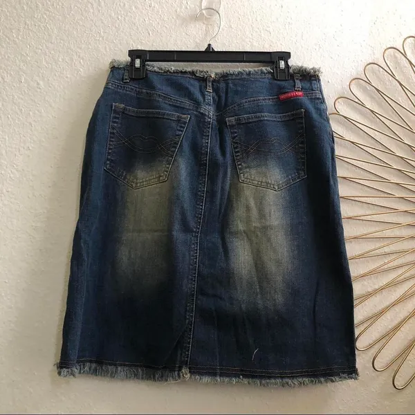 Y2K 2000s Mcbling Trendy Faded Frayed denim jean mini midi knee length skirt front slit whimsygoth #grunge #preppy #officesiren #academia Size 9/31 - Measurement in pics - Image 3