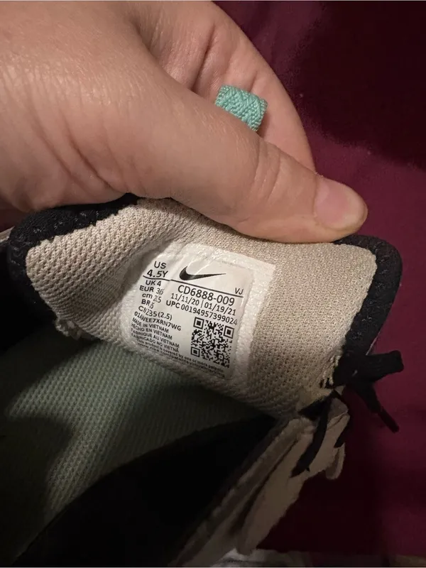 Nike Women's Beige Sneakers with Teal Swoosh size 4,5y - Image 5