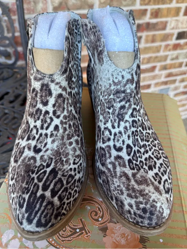 Very G Divine Leopard Print Ankle Booties Off-White/Black Women’s Size 9.5 NIB - Image 7