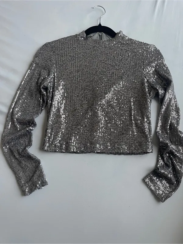 ✨ NWOT 28th & PARK Gunmetal Sequin Long Sleeve Crop Top M ✨ - Image 2