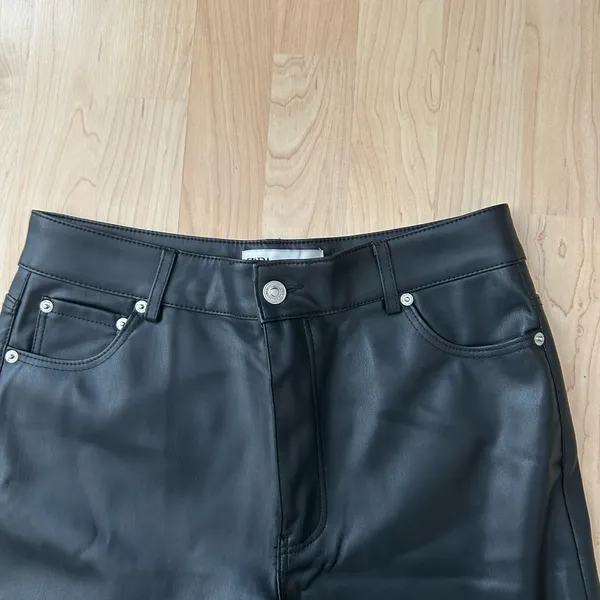 NWOT Zara 90s Wide Leg Faux Leather trousers size 6 - Image 6