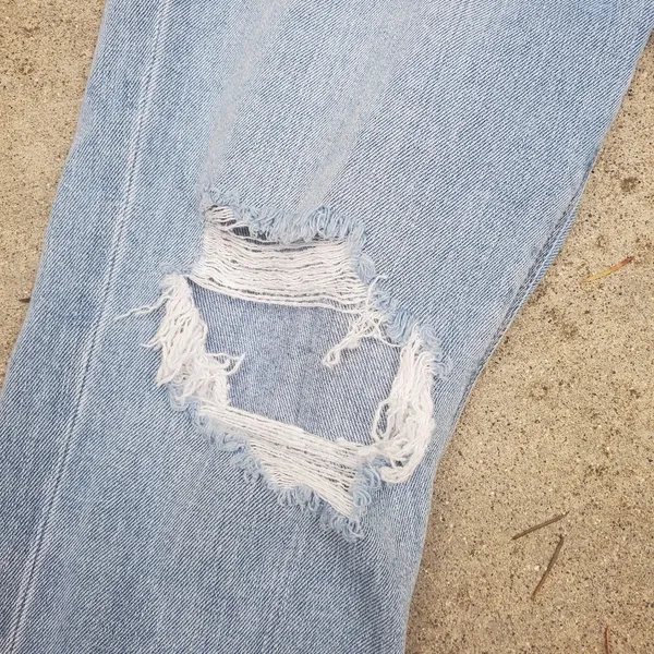 American Eagle mom jeans ripped light wash size 2 women's high rise short - Image 3