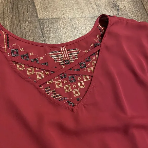Maurices Aztec Embroidered Peplum Blouse Burgundy Boho Top Medium - Image 4