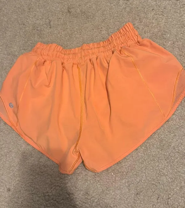 Lululemon Hotty Hot Shorts Low-Rise 2.5" - Image 2