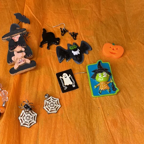 Halloween jewelry and miscellaneous items - Image 3
