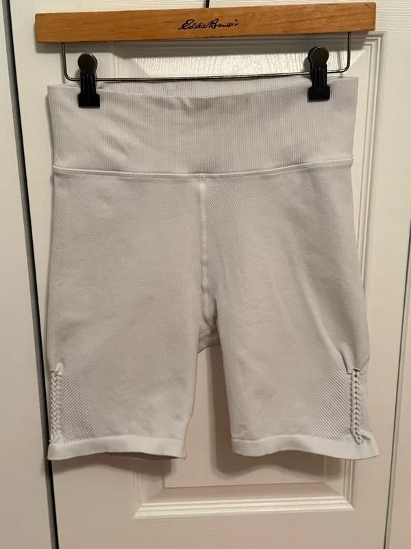 Aerie's Offline Seamless Macrame 7" Bike Short in White - Image 2