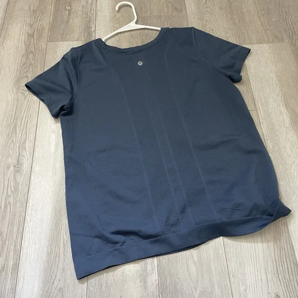Lululemon Swiftly Tshirt relaxed womens Blue (size 8) running outdoor workout - Image 3