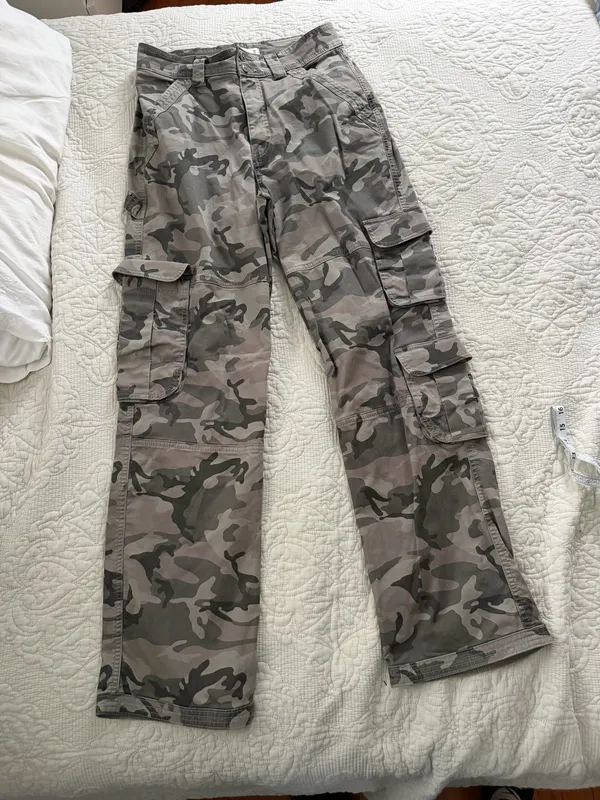 Abercrombie and fitch camo high rise cargo pants size 6l - Image 3