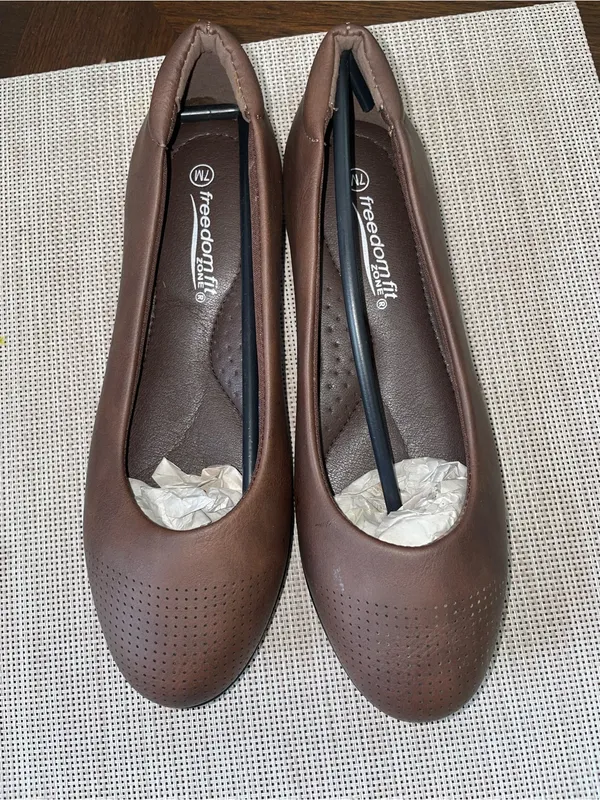 NWOT Women’s Brown Comfort Flats Size 7 Memory Foam Slip On Shoes - Image 2