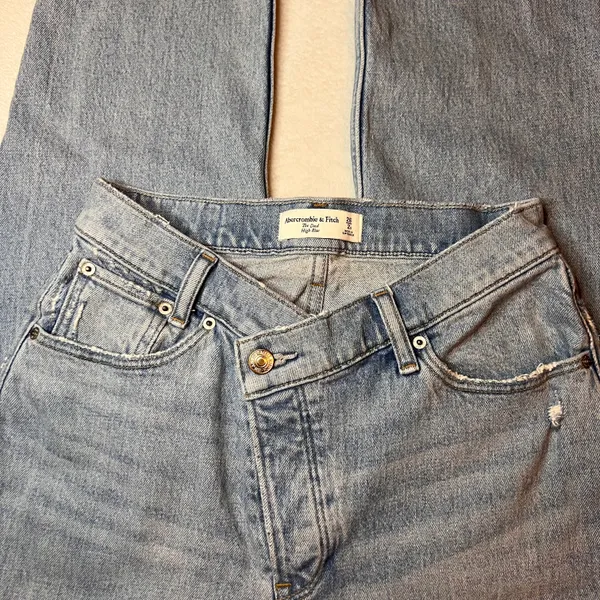 Abercrombie and Fitch criss-cross waist the dad high rise jeans - Image 5
