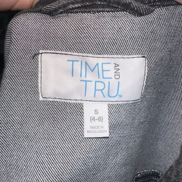 Time & Tru washed black distressed classic S denim jacket - Image 3