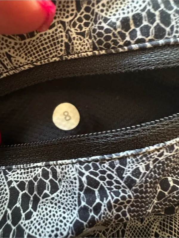 Lululemon Wunder Under Black & White Lace Nulux Leggings size 8 Excellent - Image 4