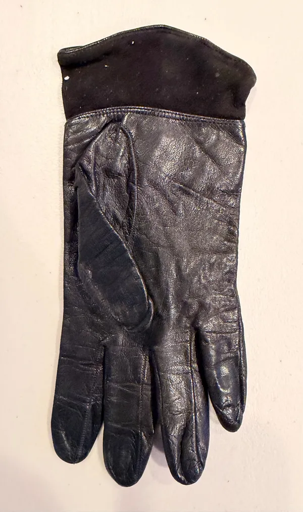 VINTAGE: Bloomingdale’s | ladies lambskin leather & suede gloves. Size: 7. - Image 5