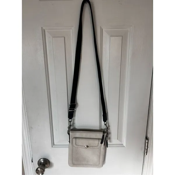 Coach leather white crossbody bag authentic with adjustable black strap - Image 2