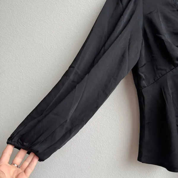 NWT Gap Babydoll Blouse Womens Small Scallop Eyelet Satin Black Office Bow Top - Image 3