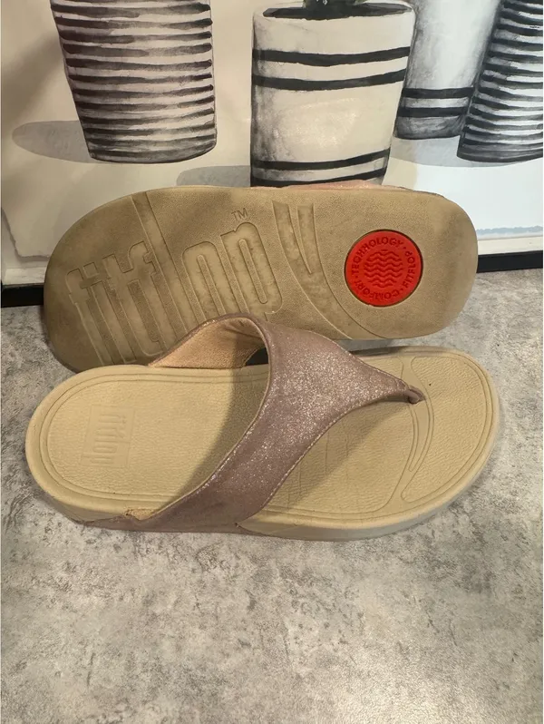 FitFlop Lulu model in a shiny rose gold finish. Size 6 - Image 5