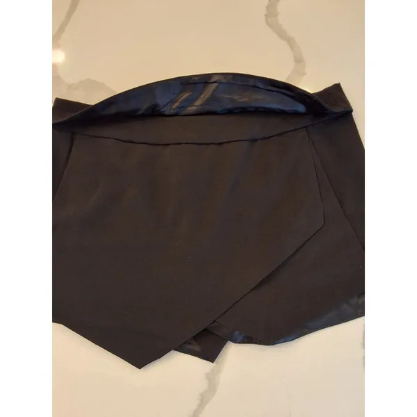 Forever 21 Black Asymmetrical Skort Size Large Faux Wrap Mini Shorts Skirt - Image 4